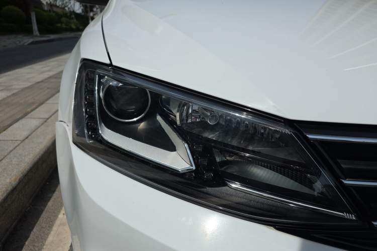 Used Volkswagen Sagitar 2015 280TSI Automatic Flagship Model Right Front Headlight