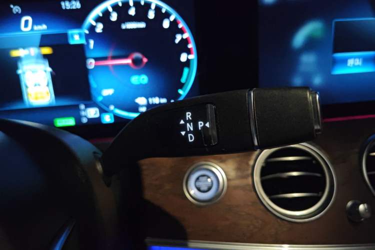 Used Mercedes-Benz E-Class New Energy 2022 Second Facelift E 350 e L Plug-in Hybrid Sedan
