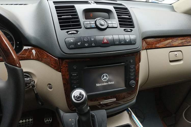 Used Mercedes-Benz Viano 2014 3.5L Premier Edition Audio And AC Panel