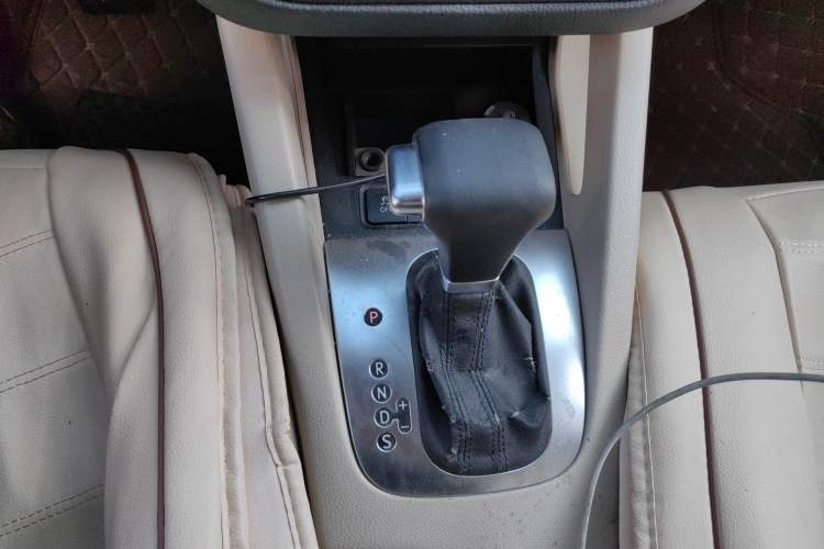 Used Volkswagen Sagitar 2011 1.6L Automatic Comfort Edition Gear Lever