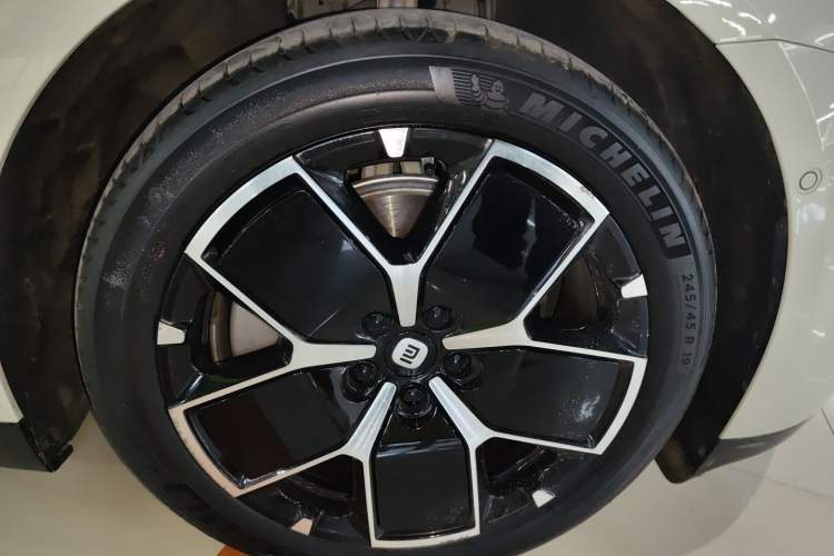 Used Xiaomi Auto SU7 2024 Rear-Drive Ultra-Long Range Advanced Pro-Level Intelligent Driving Version Right Rear Wheel Hub