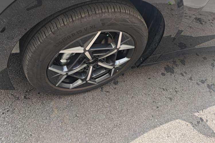 Used Lynk & Co Z20 2025 530 km Range Rear-Wheel Drive Max Left Front Wheel Hub