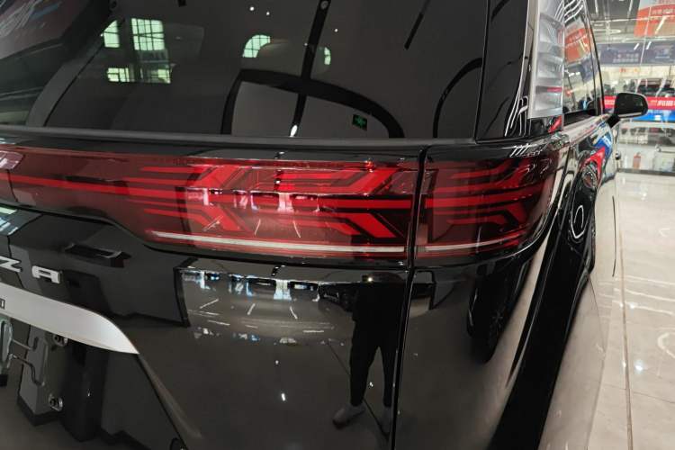 Used Denza D9 2025 DM-i Intelligent Drive 1020 Four-Wheel Drive Flagship Model