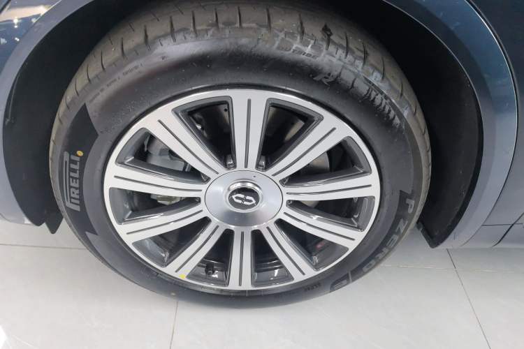 Used Hima AITO M8 2025 Model Pure Electric Max+ Six-Seat Four-Wheel-Drive Version Left Front Wheel Hub