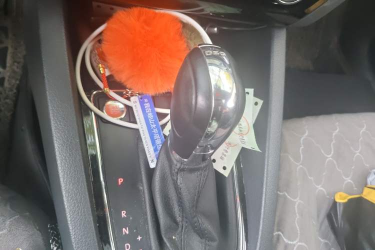 Used Volkswagen Sagitar 2015 230TSI Automatic Luxury Model Gear Lever