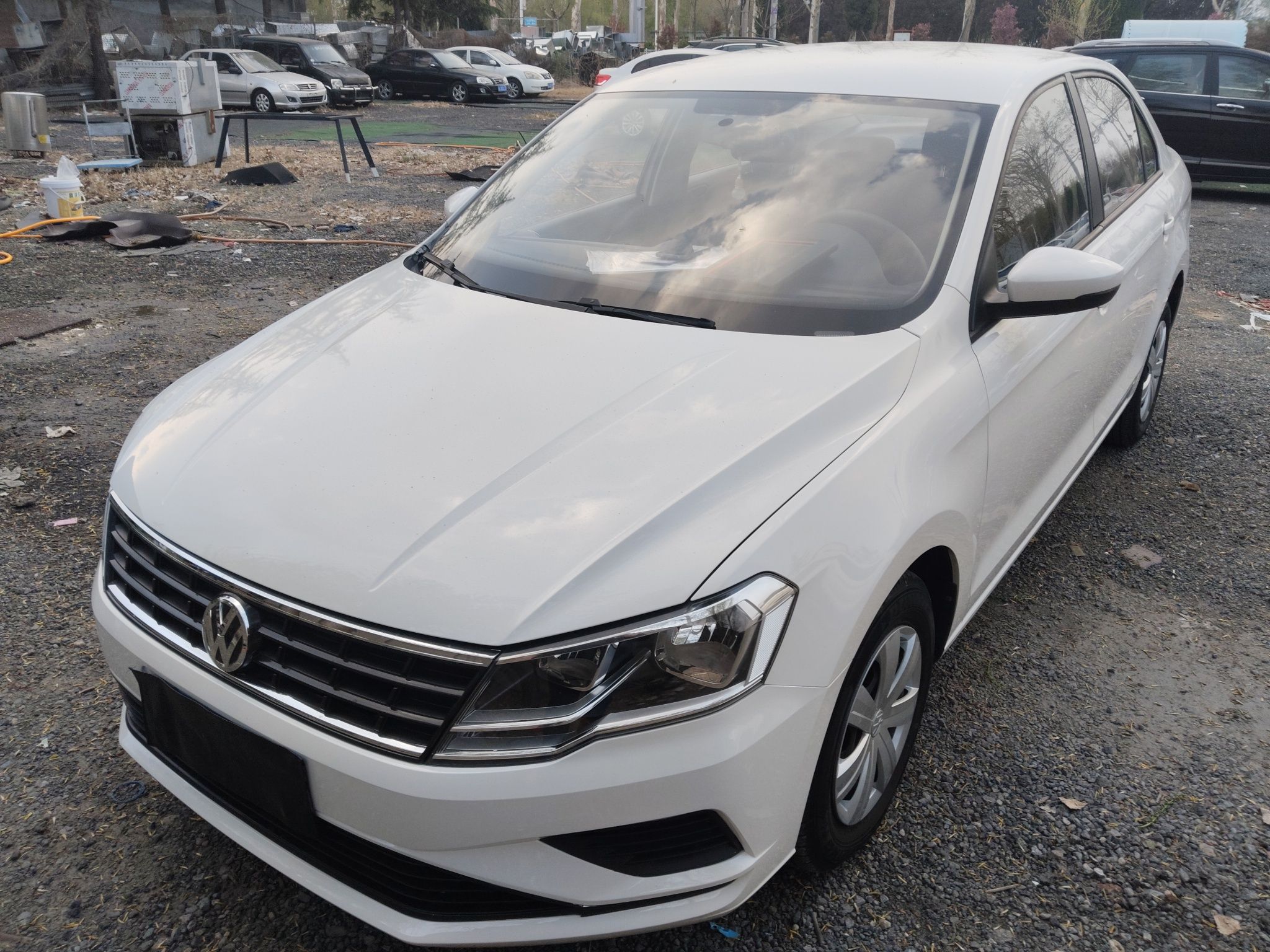 Под передней частью автомобиля