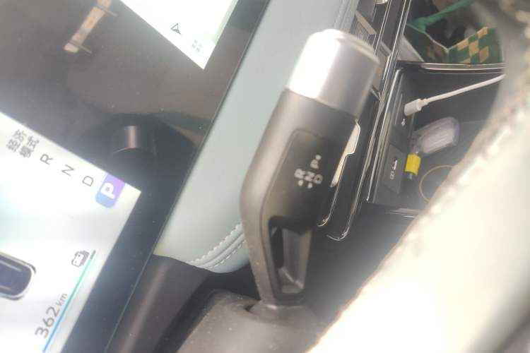 Used Geometry E Firefly 2024 401 km Fluorescent
