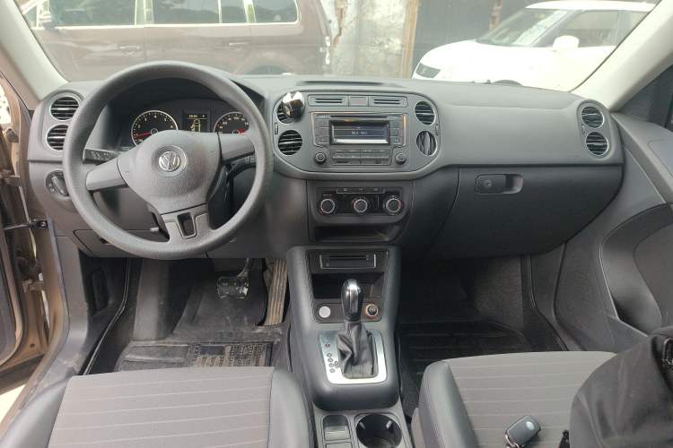Used Volkswagen Tiguan 2013 1.8TSI Automatic Two-Wheel Drive Trend Edition Center Console