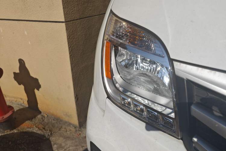 Used SAIC MAXUS Xintu V80 2024 City Distribution King PLUS Value Edition 6MT Short Wheelbase Ultra-Low Roof 147 Ps 3 Seats
