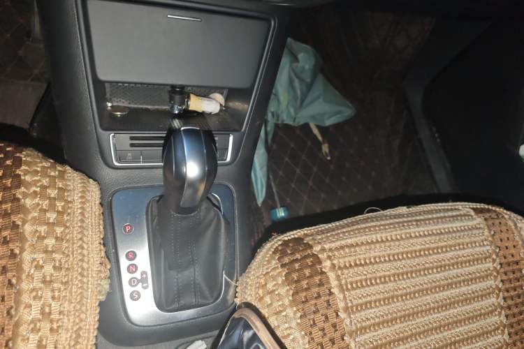 Used Volkswagen Tiguan 2017 300TSI Automatic Two-Wheel Drive Silk Road Luxury Edition Gear Lever