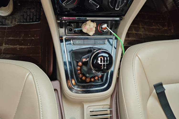 Used Volkswagen Bora 2014 1.6L Manual Comfort Model Gear Lever