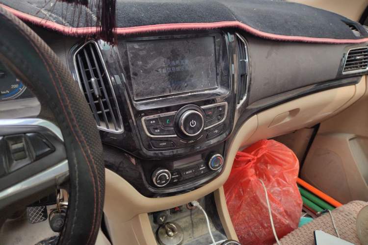 Used Baojun 730 2014 1.5L manual luxury trim 7 seats
