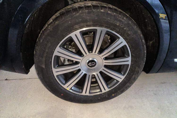 Used Hima AITO M8 2025 Extended-Range Ultra Version 53.4 kWh 6-Seater Edition Right Rear Wheel Hub