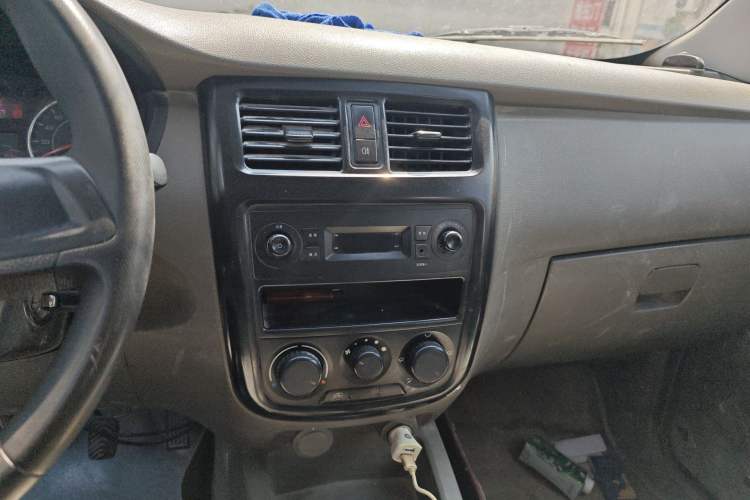 Used Wuling Rongguang V 2016 1.5L Practical Version Audio And AC Panel