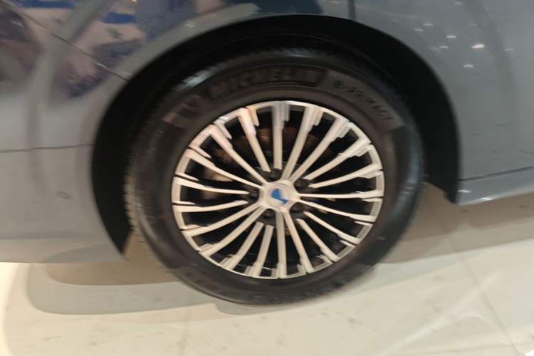 Used Denza D9 2022 DM-i 970 Four-Wheel Drive Flagship Model Exterior 5