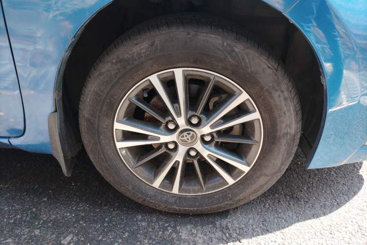 Used Toyota Levin 2016 Dual-Engine 1.8H GS E-CVT Elite Model with Sunroof Right Front Wheel Hub