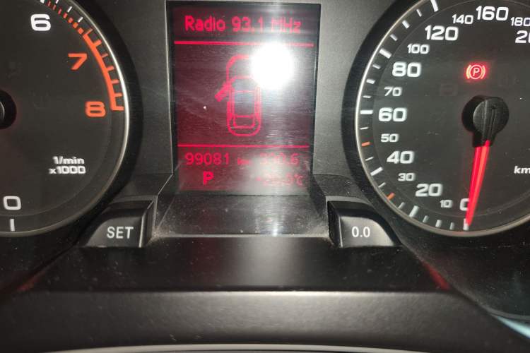 Used Audi A4L 2012 2.0 TFSI automatic standard version Odometer Close Up