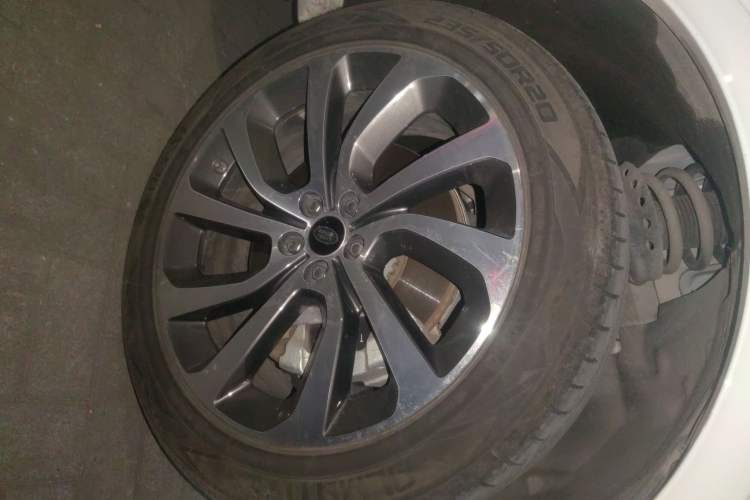 Used Land Rover Discovery Sport New Energy 2021 P300e Performance Tech Edition Right Front Wheel Hub