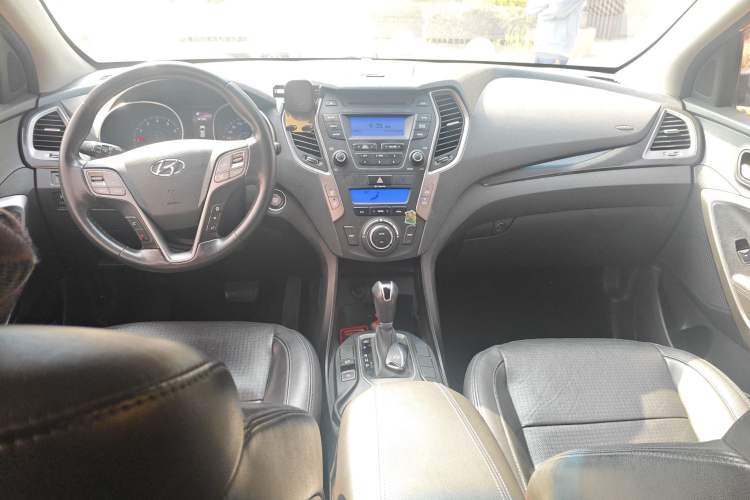 Used Hyundai Santa Fe 2013 2.4L Automatic Two-Wheel Drive Smart Version Center Console