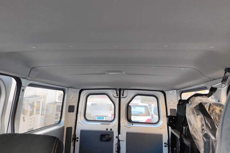 Used Dongfeng Yufeng Yufeng 2023 V9+ 2.0T Manual Front-Wheel-Drive Multi-Function Short-Chassis Low-Roof 5/6-Seater
