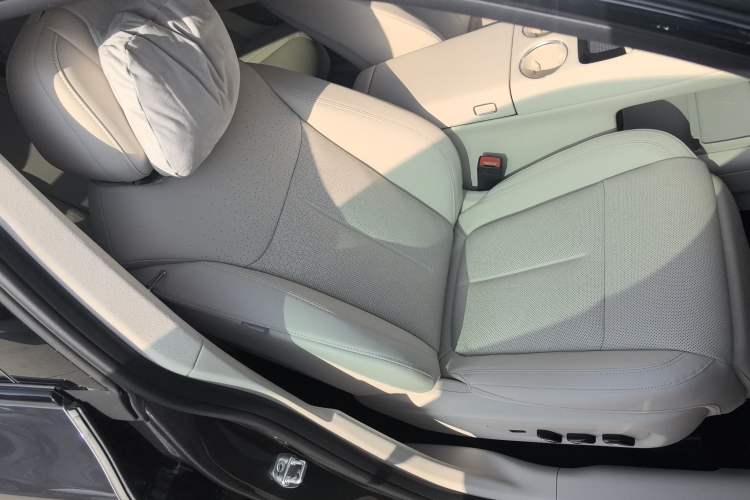 Used VOYAH COURAGE 2025 Model Rear-Drive Qiankun Edition Right Front Seat