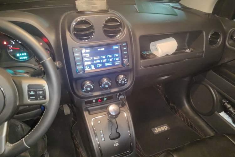 Used Jeep Compass 2012 2.4L four-wheel-drive sport version
