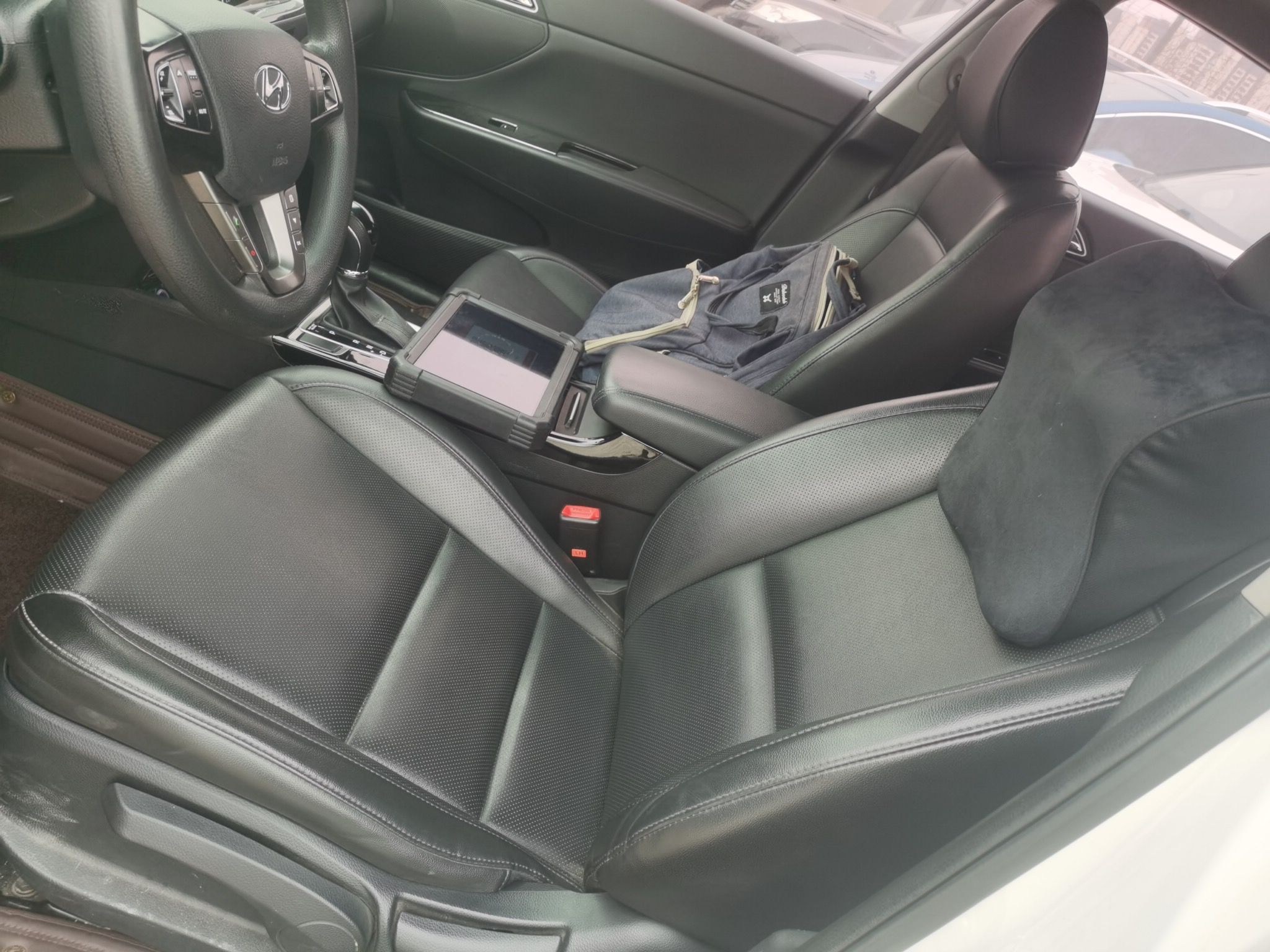 Переднее сиденье в автомобиле