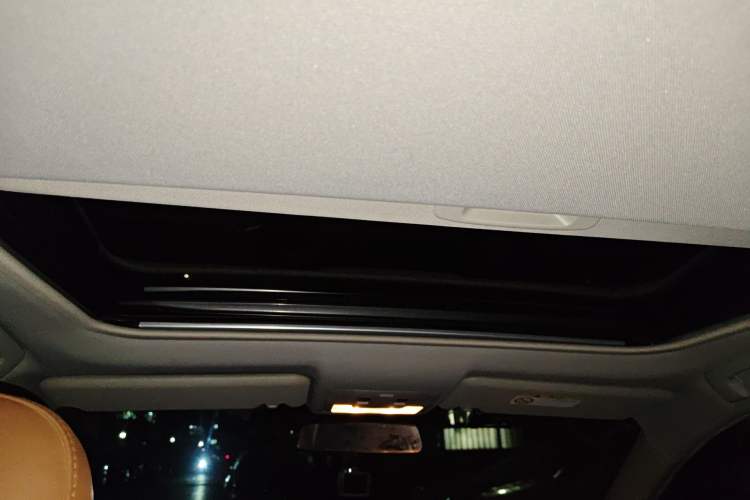 Used Toyota RAV4 2015 2.0L CVT Two-Wheel Drive Urban Edition Headliner