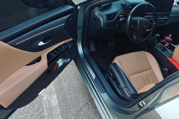 Used Lexus ES 2022 300h Deluxe Edition