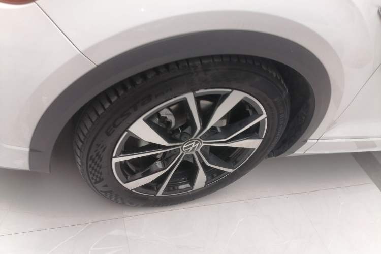 Used Volkswagen T-ROC 2023 300TSI DSG Two-Wheel-Drive Chen Guang Edition Left Front Wheel Hub