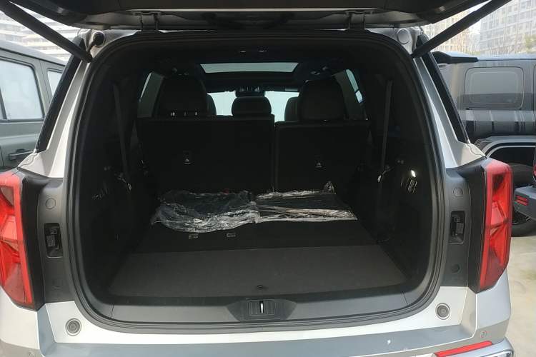 Used GAC Trumpchi GS8 2024 Dual-Motor Series 2.0TM Two-Wheel Drive Premium Edition Trunk