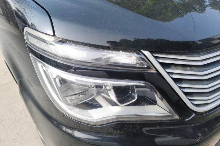 Used FORTHING Lingzhi 2022 M5 1.6L Practical Model 5 Seats Right Front Headlight