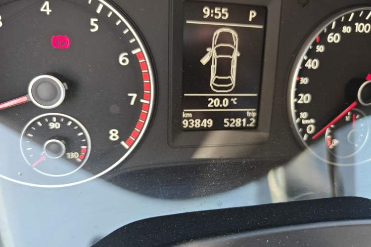 Used Volkswagen Sagitar 2014 1.4TSI Automatic Luxury Model Odometer Close Up