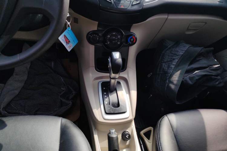Used Ford Fiesta 2013 Sedan 1.5L Automatic Fashion Edition Gear Lever