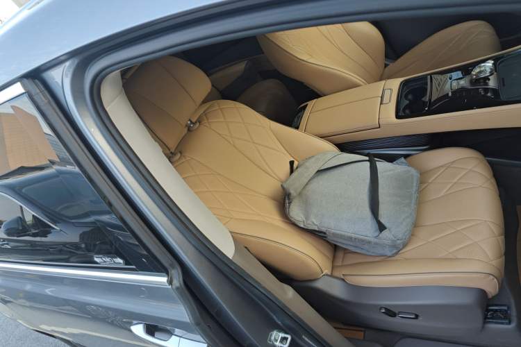 Used Denza D9 2022 DM-i 945 Luxury Model