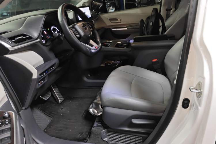 Used Toyota Granvia 2024 2.5L Hybrid Comfort Edition
