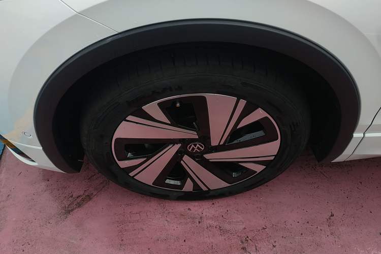 Used Volkswagen Tiguan L 2023 Restyled 330TSI Automatic Two-Wheel Drive R-Line Enhanced Comfort Version Left Front Wheel Hub