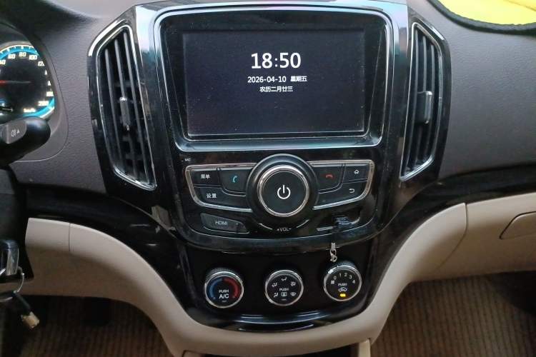 Used Baojun 730 2014 1.5L manual Comfort ESP version 7 seats Audio And AC Panel