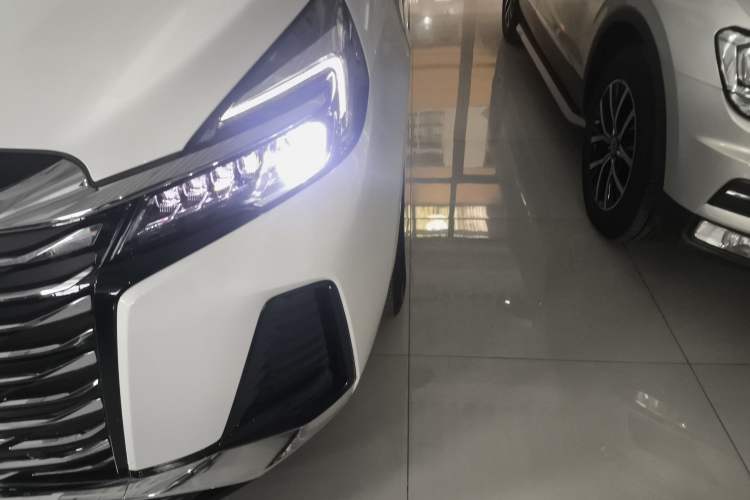 Used Buick GL8 2023 Facelifted Land Cruiser Executive Luxury Version
