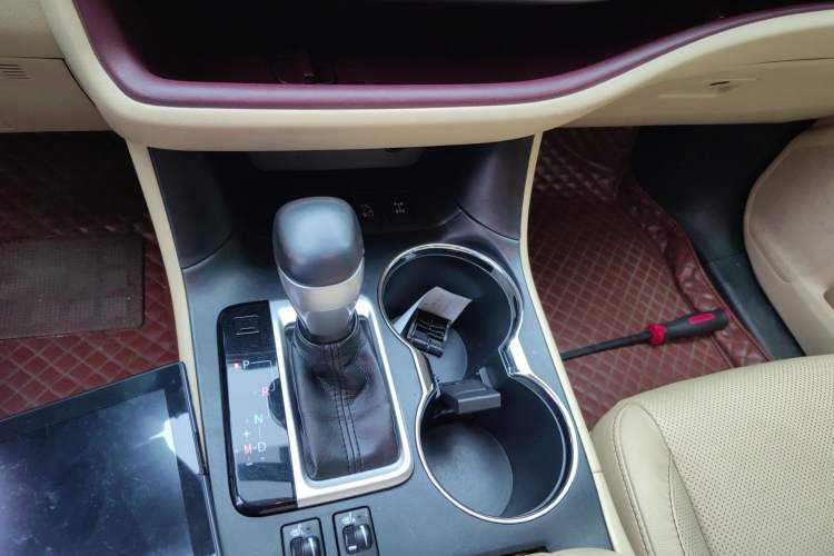 Used Toyota Highlander 2015 2.0T Four-Wheel Drive Luxury Navigation Version with 7 Seats Gear Lever