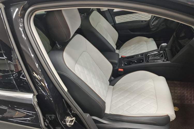 Used Volkswagen Magotan 2024 2 Million Units Zhongxiang Version 330TSI DSG Luxury Edition
