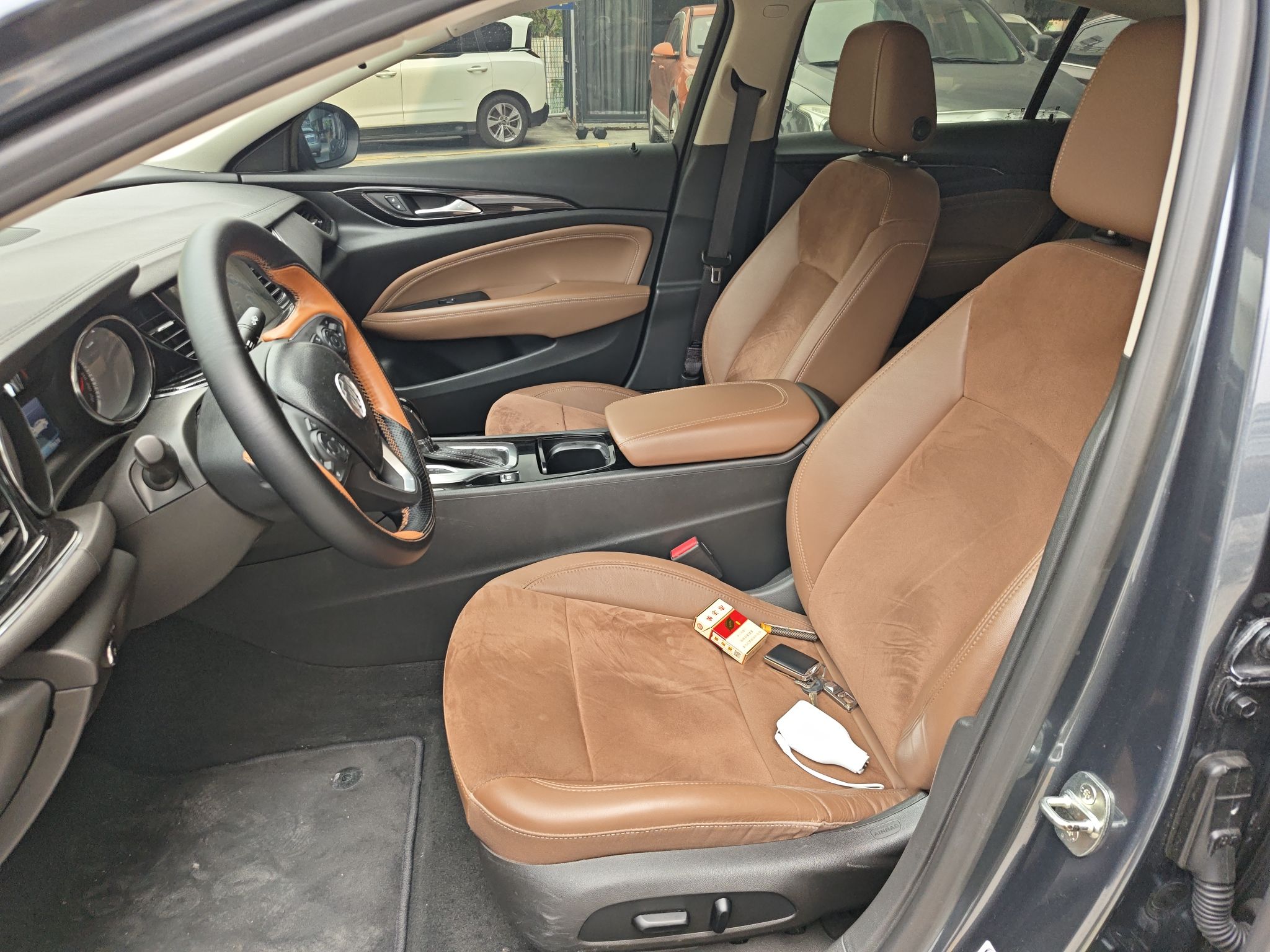 المقاعد الأمامية داخل السيارة