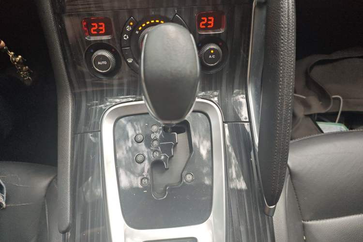 Used Peugeot 3008 2015 1.6THP Automatic Prestige Edition Gear Lever