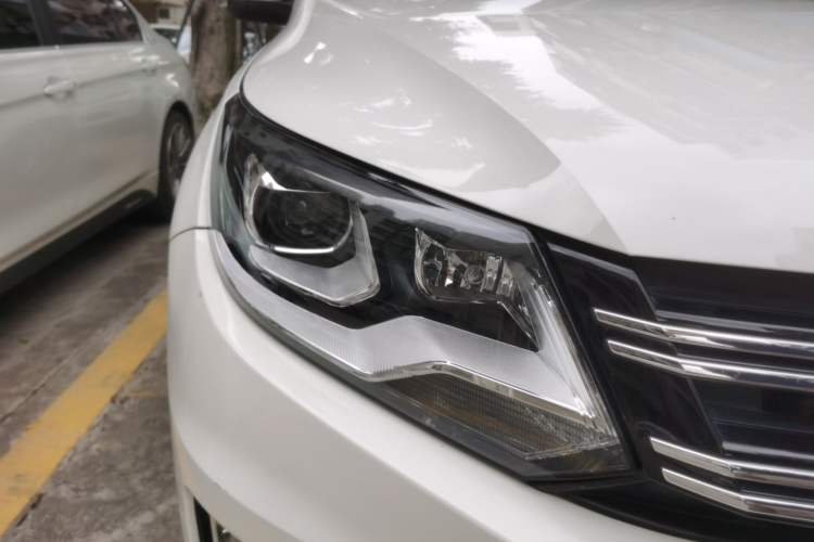 Used Volkswagen Tiguan 2015 2.0 TSI Automatic All-Wheel Drive Luxury Edition Right Front Headlight