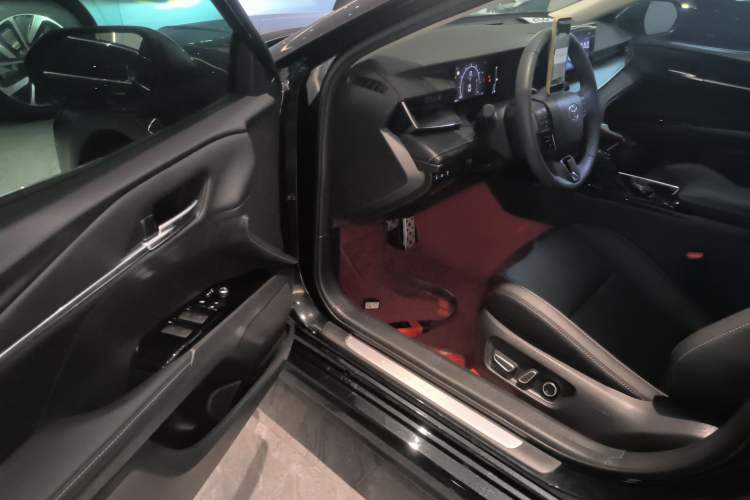 Used Toyota Camry 2026 Model Dual-Engine 2.0HSE Sport Lite Edition
