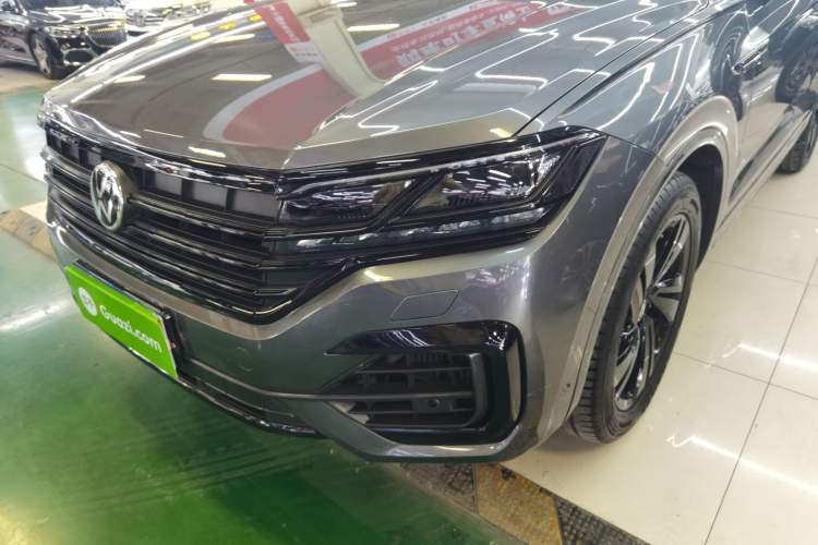 Used Volkswagen Touareg 2021 3.0 TSI Luxury Edition Black Diamond Sport Package Left Front Headlight