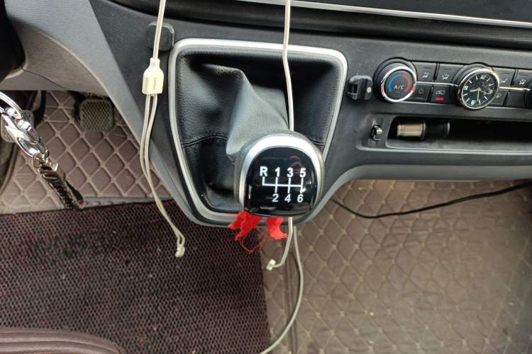 Used SAIC MAXUS Xintu V80 2023 2.0T Manual Classic Aoyuntong Long Wheelbase Mid-Height 6/7/8/9-Seater Gear Lever