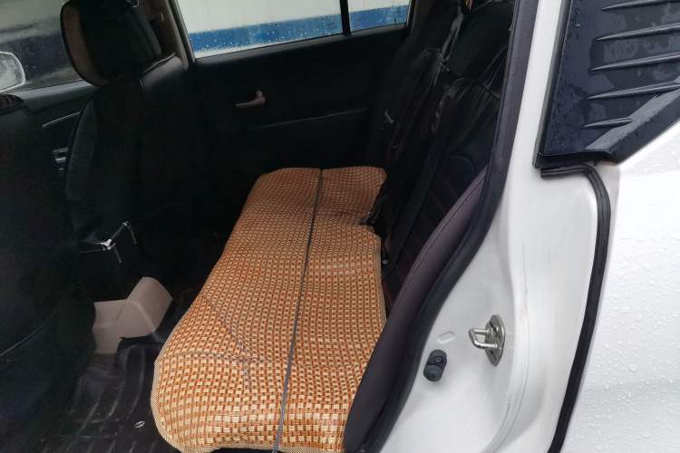 Used Venucia R50 2015 1.6L Manual Fashion Edition
