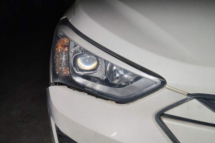 Used Hyundai Santa Fe Classic 2013 2.2T Four-Wheel Drive Comfort Edition with Navigation 7 Seats Right Front Headlight