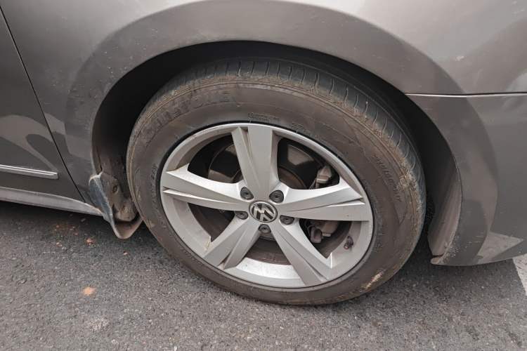Used Volkswagen Passat 2014 1.8TSI DSG Prestige Edition Right Front Wheel Hub